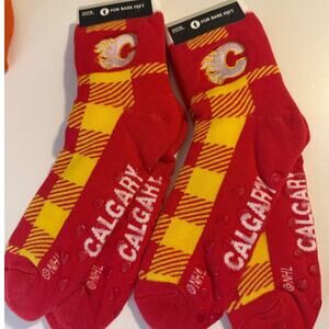 For Bare Feet osfm Cozy Buff Calgary Flames Licensed grip slipper socks NHL Set